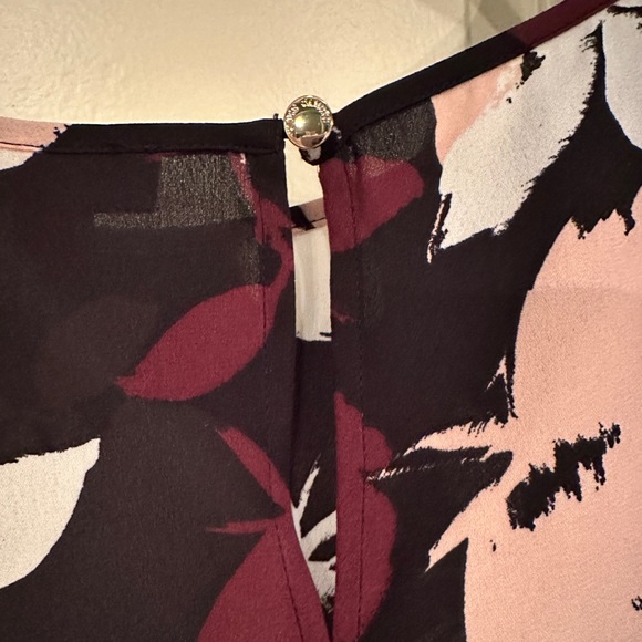 Vince Camuto silky high low top plus size - Picture 7 of 11